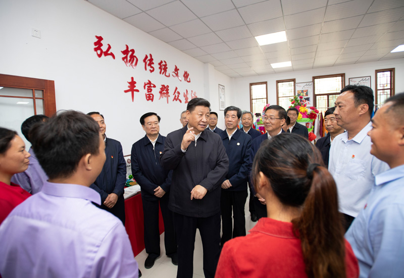9月16日至18日,中共中央总书记、国家主席、中央军委主席习近平在河南考察。这是17日上午,习近平在信阳市光山县文殊乡东岳村文化接待中心,同当地脱贫致富带头人亲切交流,勉励他们带动更多乡亲们致富。新华社记者 谢环驰 摄