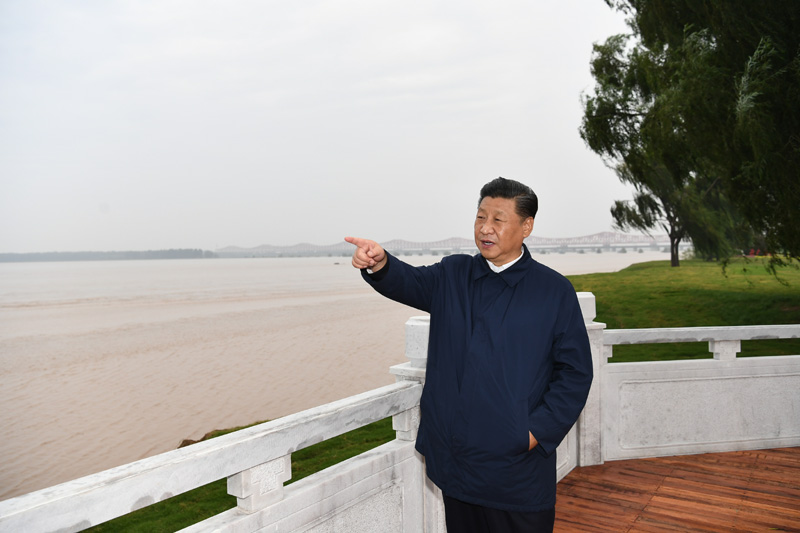 9月16日至18日,中共中央总书记、国家主席、中央军委主席习近平在河南考察。这是17日下午,习近平在郑州黄河国家地质公园,眺望黄河郑州段。新华社记者 谢环驰 摄