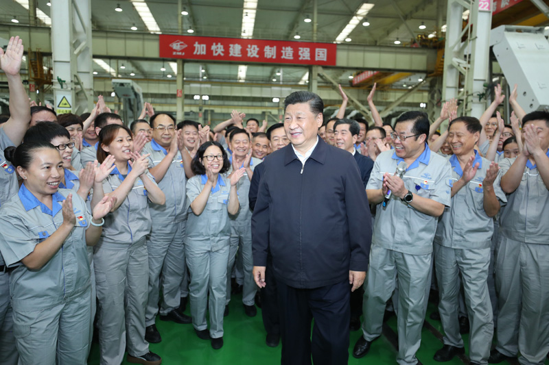 9月16日至18日,中共中央总书记、国家主席、中央军委主席习近平在河南考察。这是17日下午,习近平在郑州煤矿机械集团股份有限公司总装车间同工人们亲切交流,鼓励他们加强自主创新,争创发展战略优势。新华社记者 鞠鹏 摄
